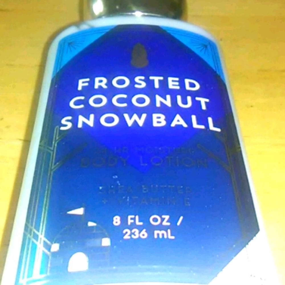 Bath & body works frosted coconut snowball lotion